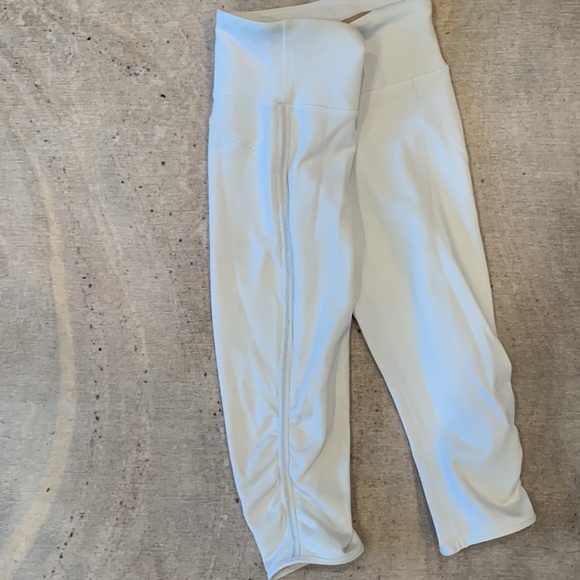 Lululemon white 17” Capri leggings!! Size 0 - Picture 3 of 4